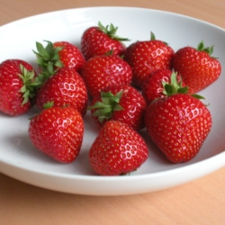 Sonata aardbeien in een fruitschaal