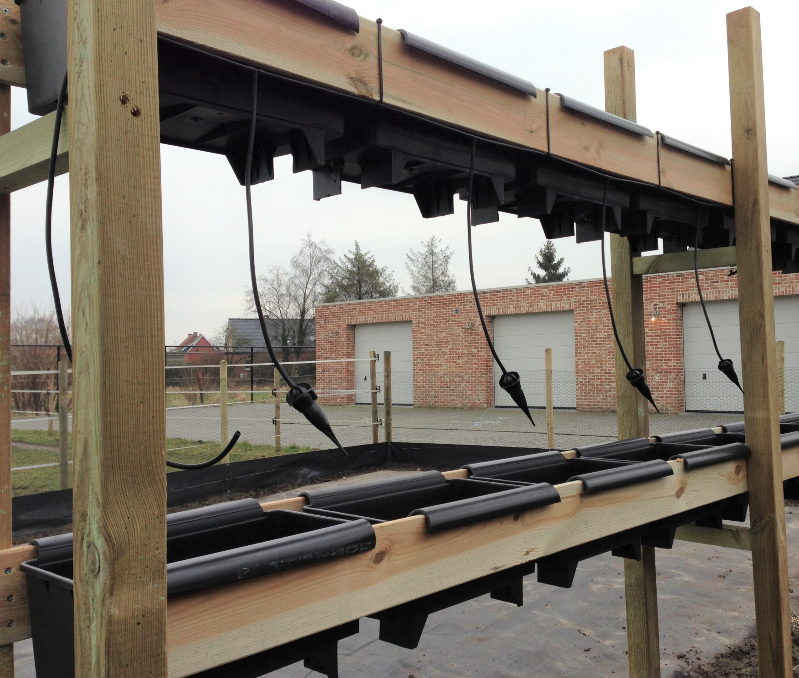 BATO aardbeienbak op houten stelling BATO aardbeienbak op houten stelling