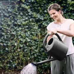 elho Gieter 10ltr maakt water geven een moeiteloze taak in je aardbeienveld en moestuin.